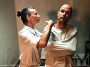 MCHg in Zwangsjacke bekommt von Alexandra die Spritze verabreicht